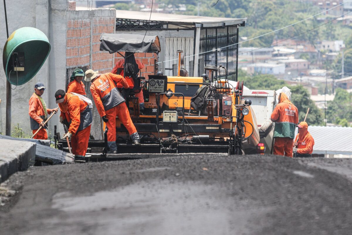 Prefeitura de Manaus realiza obras de recuperação asfáltica no bairro Compensa