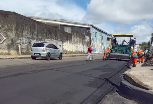 Prefeitura leva ‘Asfalta Manaus’ ao Lírio do Vale e aplica 400 toneladas de asfalto na via principal do bairro