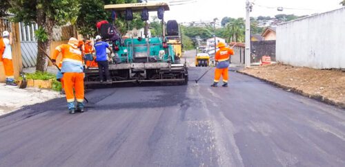 Asfalta Manaus da prefeitura aplica 590 toneladas de asfalto em rua do Planalto