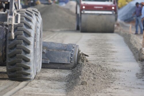 Em tempo recorde, prefeitura amplia sistema de drenagem e aplica 1,1 mil toneladas de asfalto na Djalma Batista