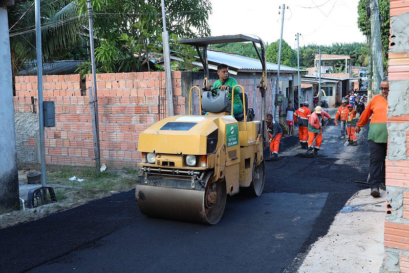 Prefeitura de Manaus implanta infraestrutura em via com solo natural em beco no Cidade de Deus