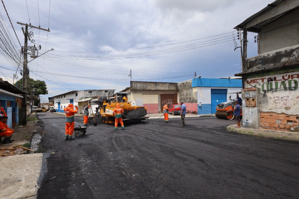 Programa ‘Asfalta Manaus’ chega a mais oito ruas no bairro Alvorada