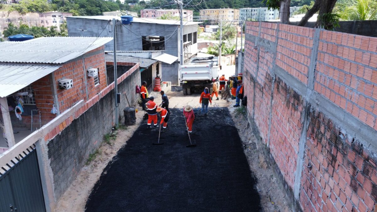 Comunidade Braga Mendes recebe asfalto da Prefeitura de Manaus pela primeira vez