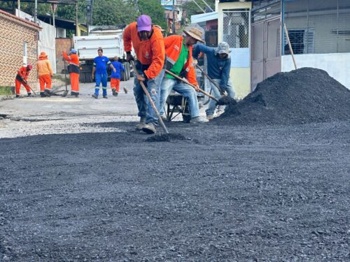 Prefeitura de Manaus atua na recuperação de via sem manutenção há mais de 10 anos