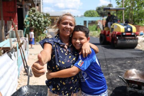Prefeitura de Manaus entrega trecho pavimentado no Nova Cidade, após uma década em solo natural