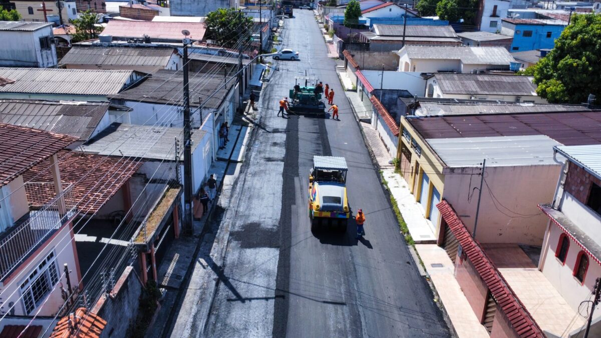 Prefeitura de Manaus atende pedido de moradores e recapeia nova rua no bairro Petrópolis, zona Sul