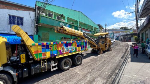 Prefeitura de Manaus realiza serviço de fresagem em trecho principal do bairro Petrópolis