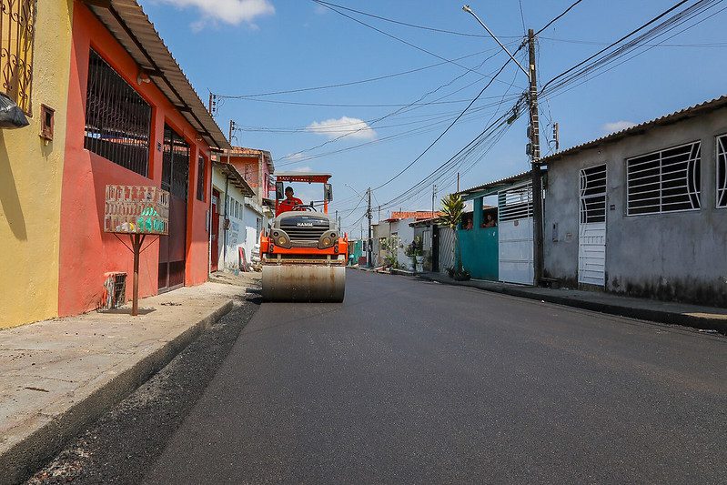 Prefeitura fiscaliza ação do Asfalta Manaus em bairros da zona Norte