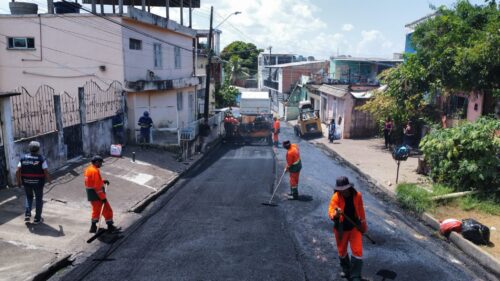 ‘Asfalta Manaus’ da prefeitura recapeia novo trecho no bairro da Compensa