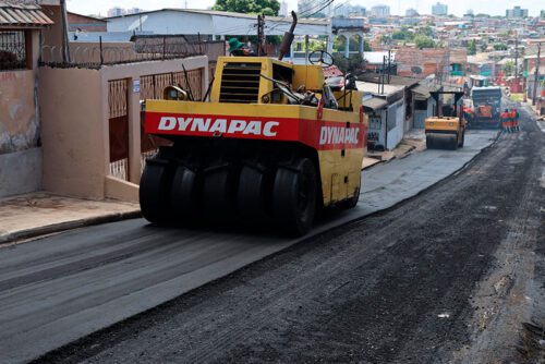 Asfalta Manaus da prefeitura recapeia novas ruas no bairro Compensa