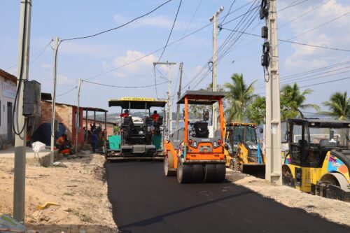 Prefeitura de Manaus asfalta a primeira rua da comunidade Vila Nova