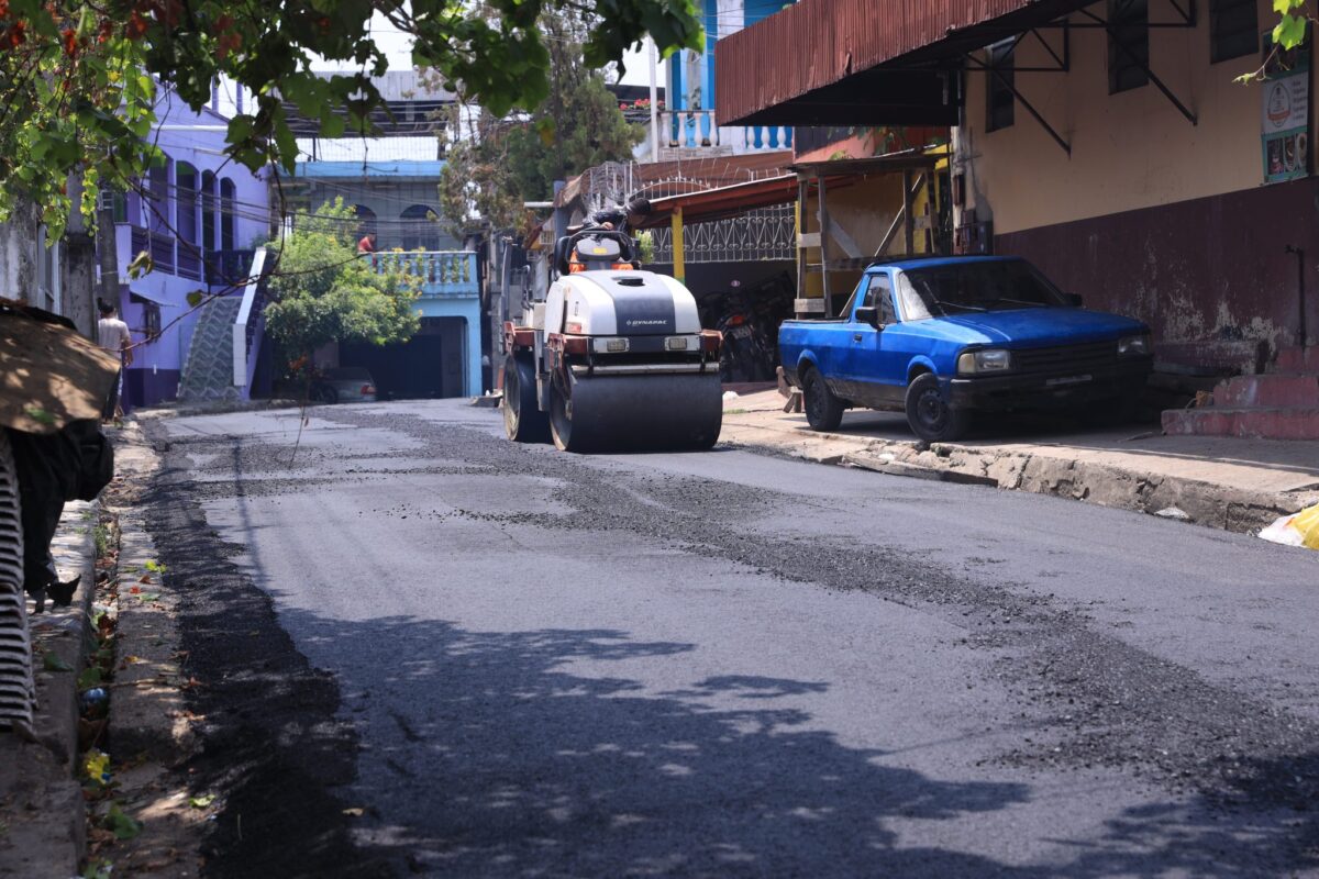 ‘Asfalta Manaus’ da prefeitura monta força-tarefa no bairro Colônia Oliveira Machado