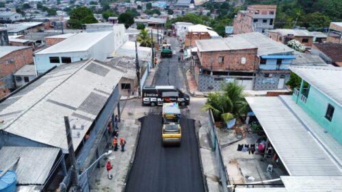 ‘Asfalta Manaus’ da prefeitura trabalha em novo trecho do bairro Mutirão