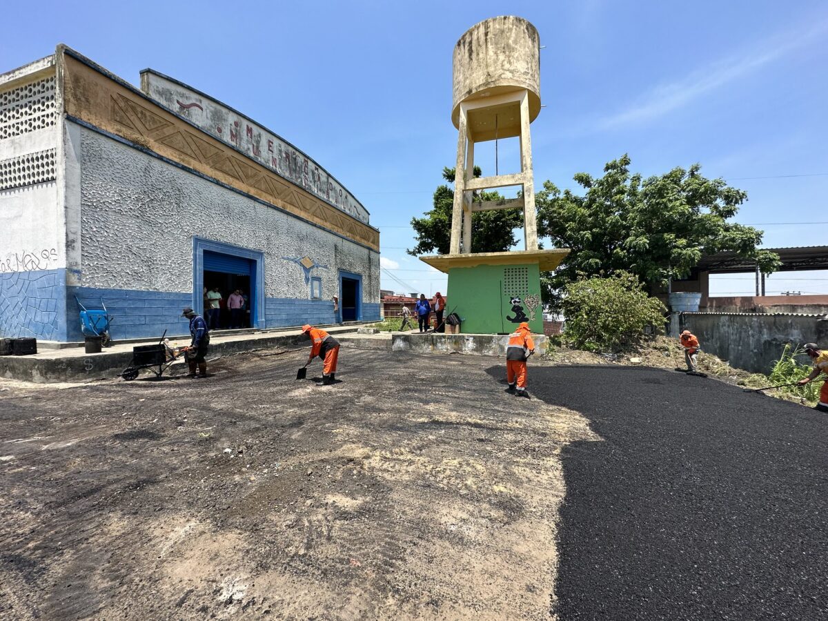 Prefeitura realiza manutenção e recapeamento no estacionamento do mercado municipal da Glória