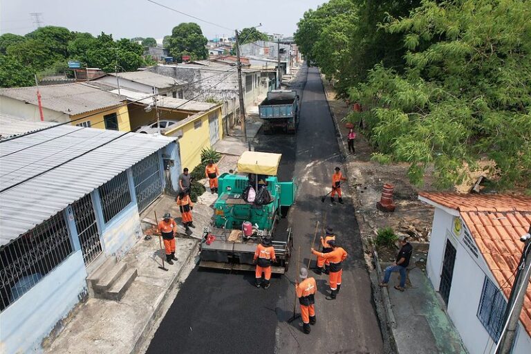 Programa ‘Asfalta Manaus’, da prefeitura, pavimenta trecho de 590 metros no conjunto Renato Souza Pinto 2