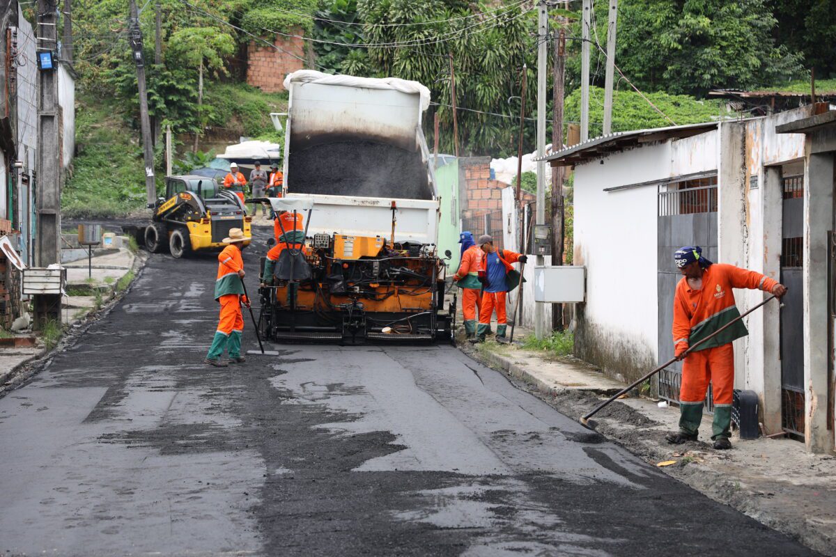 No primeiro dia útil do ano, programa ‘Asfalta Manaus’ da prefeitura recapeia rua do Novo Aleixo