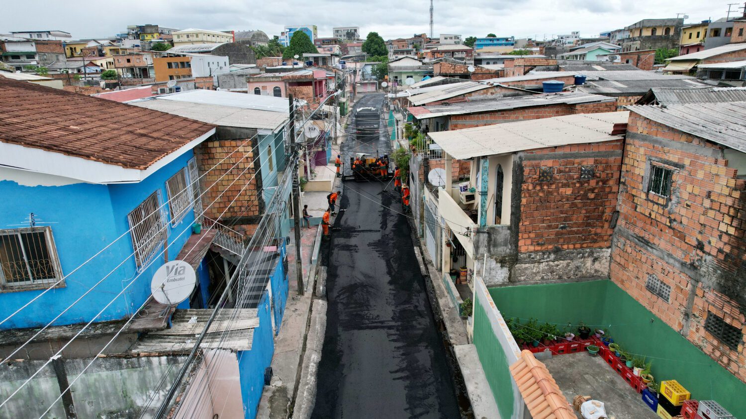 ‘Asfalta Manaus’ da prefeitura trabalha no recapeamento de novas ruas no bairro Alvorada