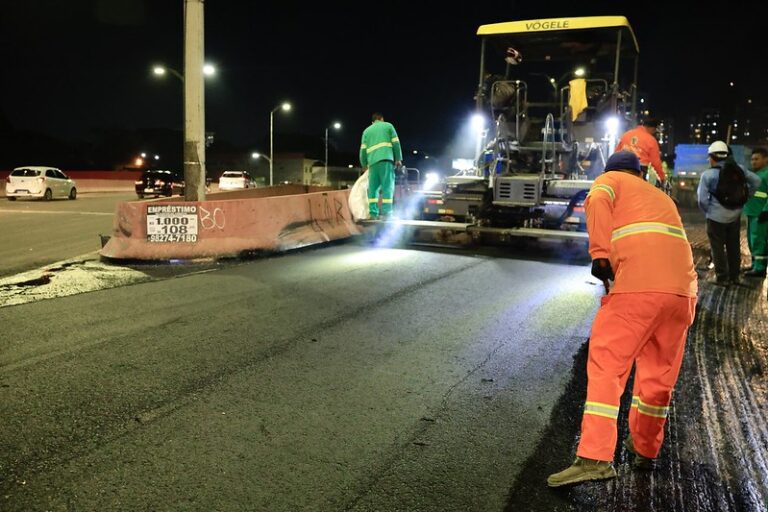 Prefeitura conclui fresagem e avança na aplicação de asfalto em obras noturnas no viaduto Miguel Arraes