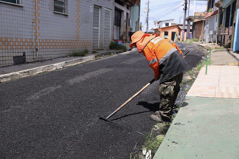 Prefeitura de Manaus aplica 280 toneladas de massa asfáltica em trecho na Compensa