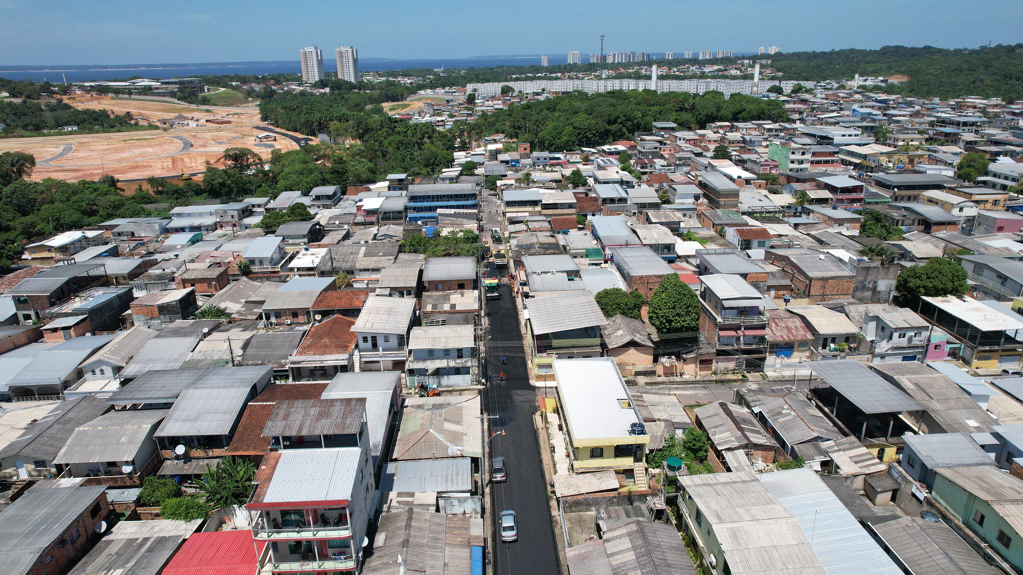 Prefeitura de Manaus realiza recapeamento em via do Tarumã há 20 anos sem receber serviços de infraestrutura