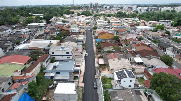 Prefeitura aplica 500 toneladas de asfalto em rua do bairro Flores após 15 anos sem manutenção