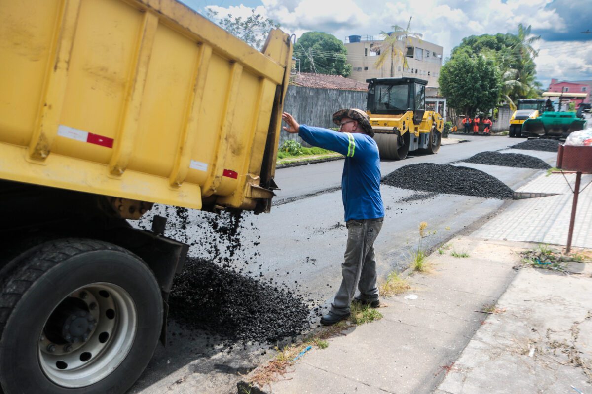 Programa Asfalta Manaus avança pelas ruas do bairro Cidade de Deus