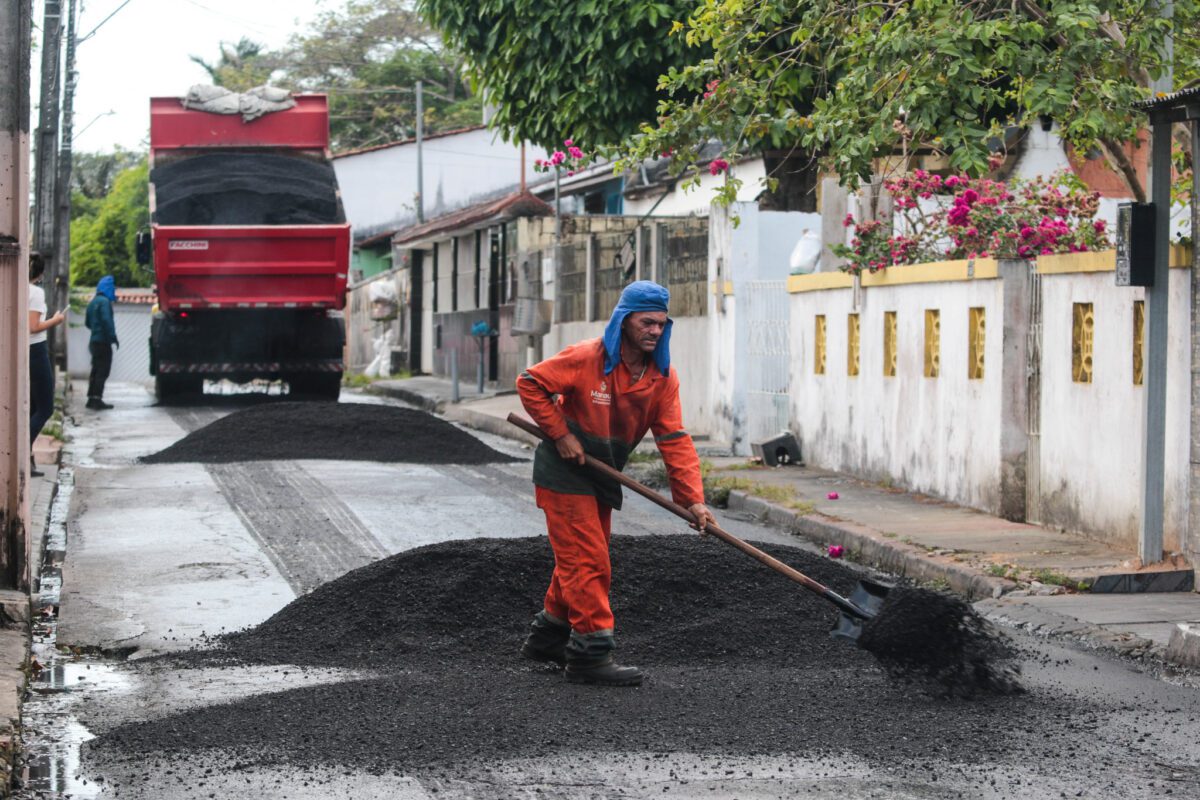 ruas do conjunto Ilha do Ajuricaba, após 20 anos sem receber infraestrutura