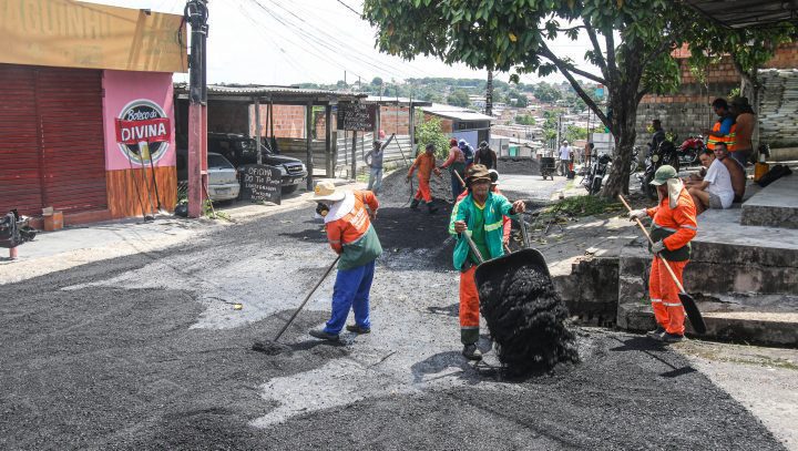 Prefeitura trabalham na execução de recapeamento asfáltico na rua abandonada no bairro Jorge Teixeira