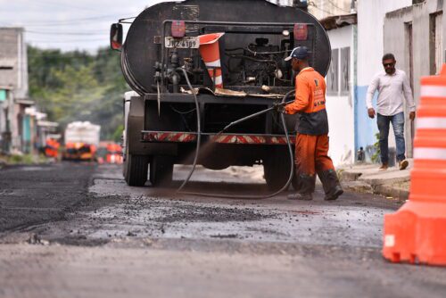 Prefeito David Almeida fiscaliza avanço do “Asfalta Manaus” na zona norte