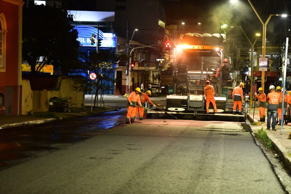 Prefeito David Almeida vistoria trabalhos noturnos do ’Asfalta Manaus’ no Centro