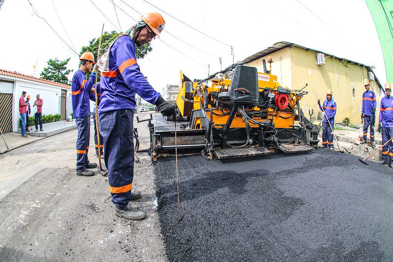 A Prefeitura de Manaus, por meio da Secretaria Municipal de Infraestrutura (Seminf), beneficia nesta quarta-feira, 26/10, a rua Havaí, no bairro Planalto, situado na zona Centro-Oeste da cidade, com os serviços de recapeamento, após 20 anos sem receber quaisquer obras de manutenção.