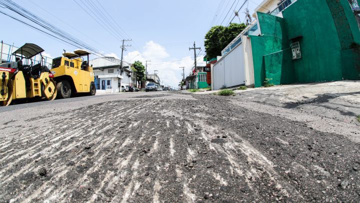 Prefeitura de Manaus realiza recapeamento asfáltico na rua Atlântica, no bairro Raiz