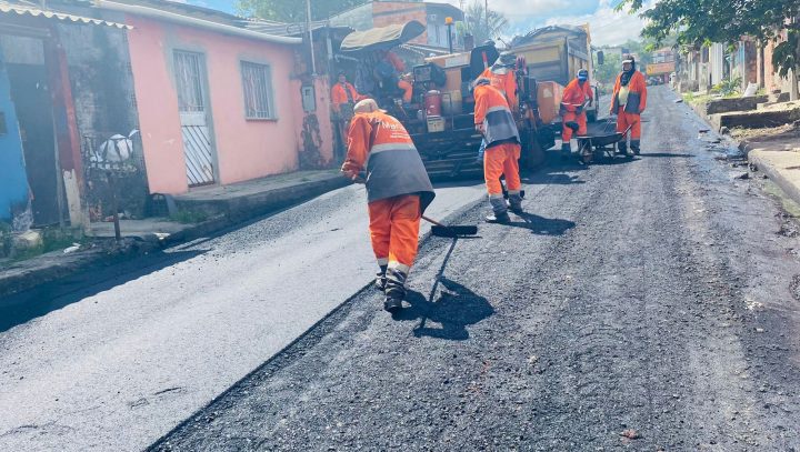 Programa ‘Asfalta Manaus’ trabalha em novas ruas no bairro União da Vitória