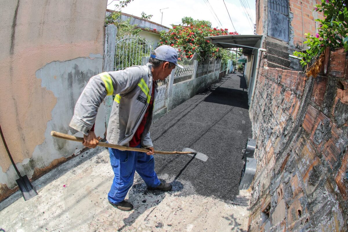 Beco no Coroado 2 recebe asfalto da Prefeitura de Manaus pela primeira vez