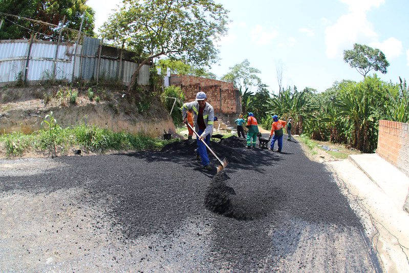 Comunidade Parque das Garças com via em solo natural recebe asfalto da Prefeitura de Manaus