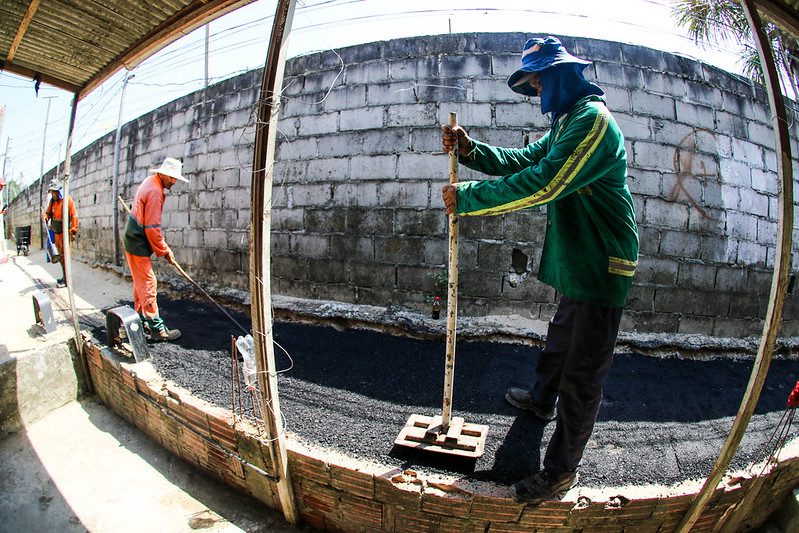 Pela primeira vez moradores do beco Bom Jesus no bairro Novo Aleixo recebem equipes de infraestrutura da Prefeitura de Manaus