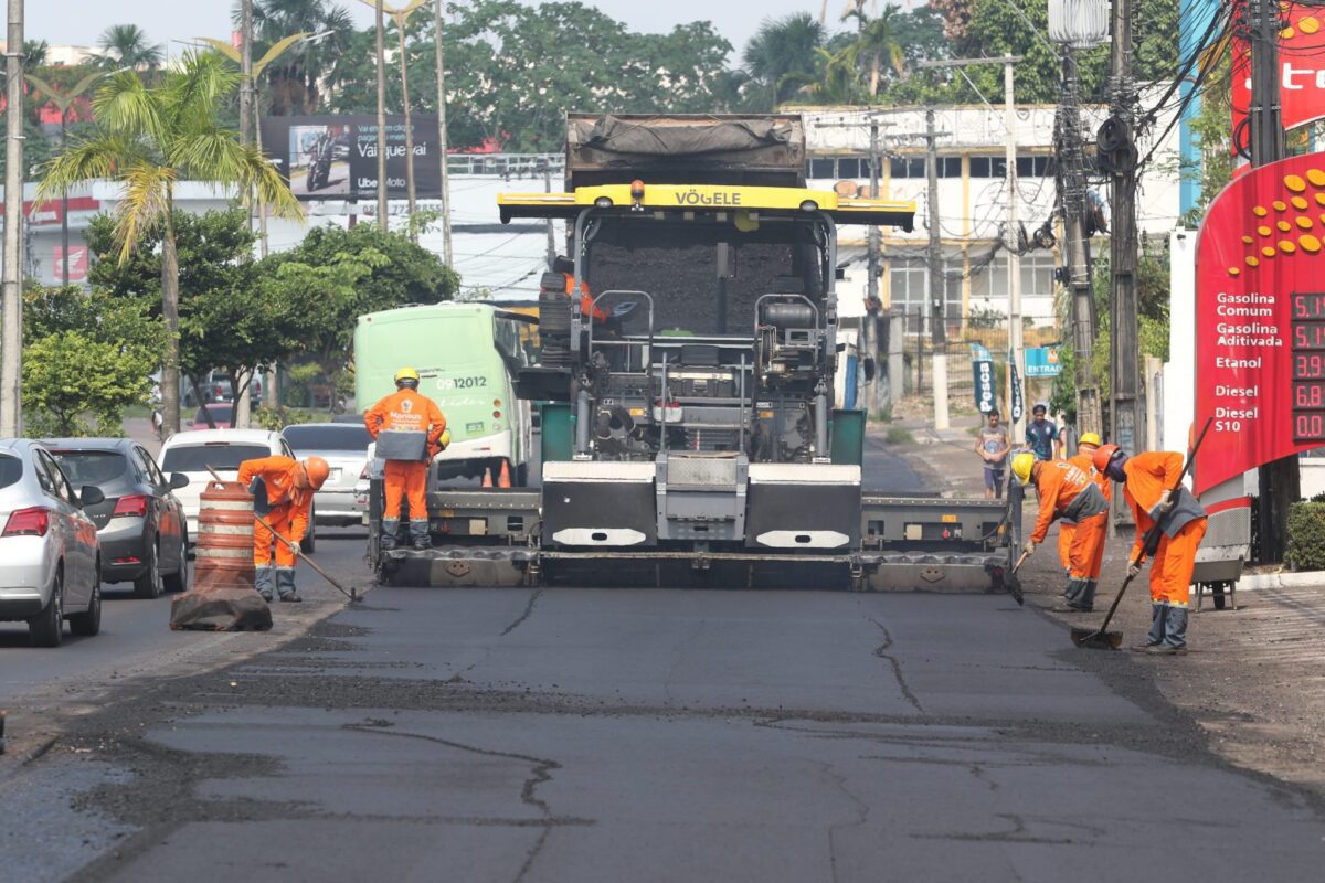 Prefeitura de Manaus aplica 11 mil toneladas de asfalto na avenida Max Teixeira