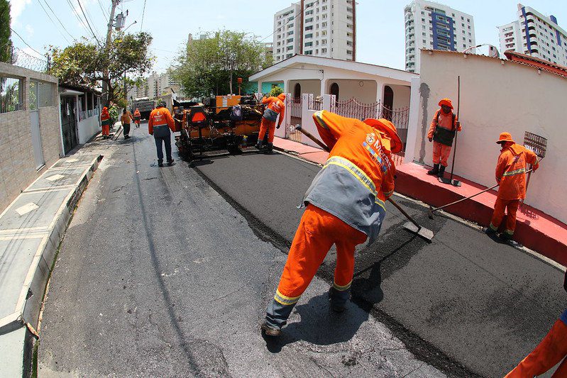 Prefeitura de Manaus avança com obras de recuperação asfáltica no bairro Parque 10