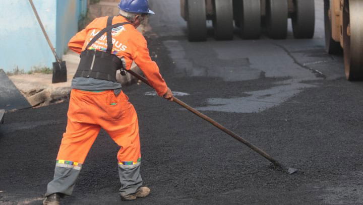 Prefeitura de Manaus intensifica serviços de recuperação asfáltica na zona Centro-Oeste