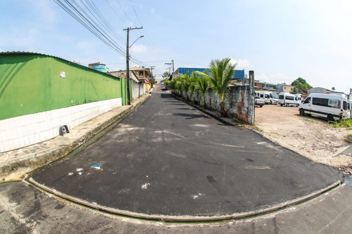 Prefeitura de Manaus leva asfalto à rua do bairro Ouro Verde abandonada há mais de dez anos