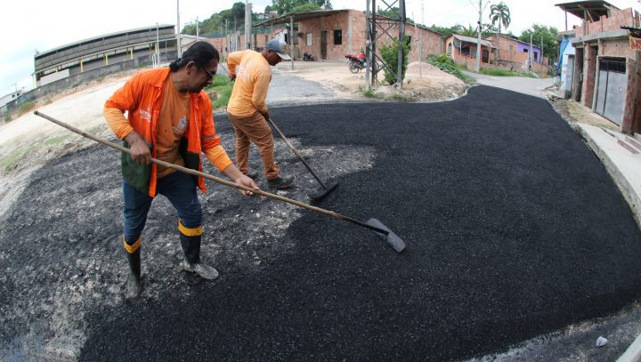 Prefeitura de Manaus leva asfalto pela primeira vez à comunidade Nova Vitória, na zona Leste