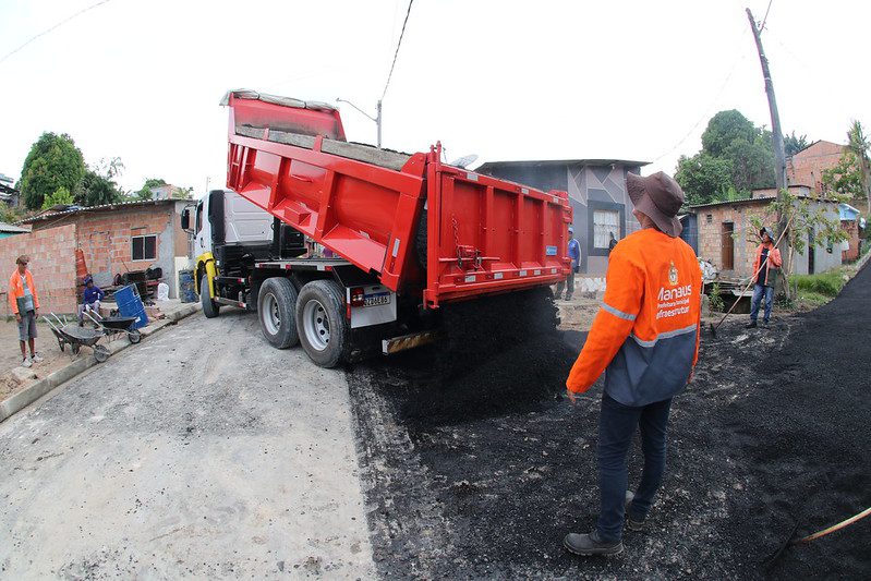 Prefeitura de Manaus realiza serviço de infraestrutura em via abandonada há 30 anos no bairro Tancredo Neves