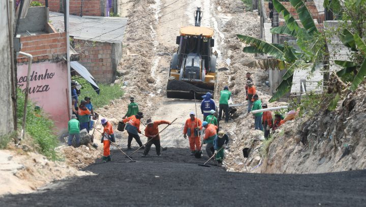 Prefeitura de Manaus trabalha no recapeamento asfáltico de via em solo natural no bairro Alfredo Nascimento