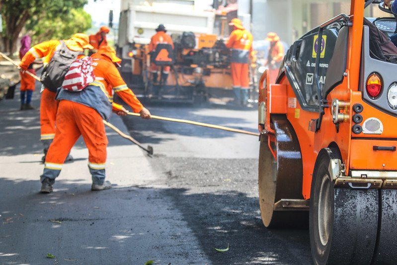 Prefeitura intensifica obras de recapeamento asfáltico no bairro Dom Pedro