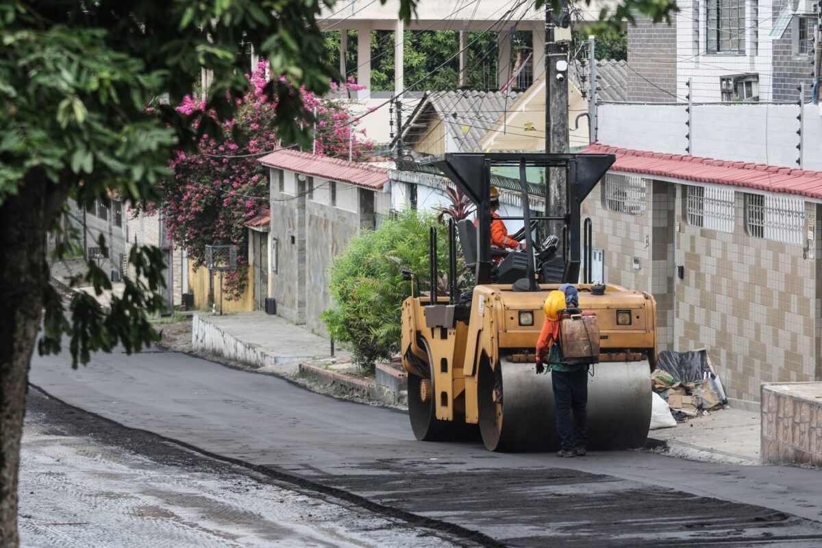 Prefeitura recupera mais ruas do bairro Compensa com o ‘Asfalta Manaus’