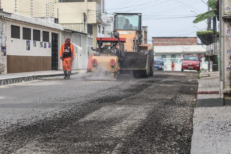 Programa “Asfalta Manaus” da prefeitura recupera mais ruas na zona Sul da capital