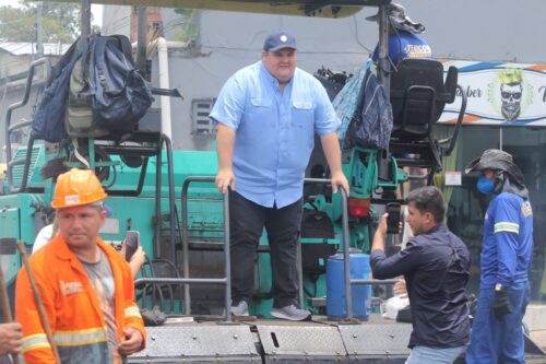 Prefeitura de Manaus intensifica recapeamento asfáltico no bairro Lírio do Vale