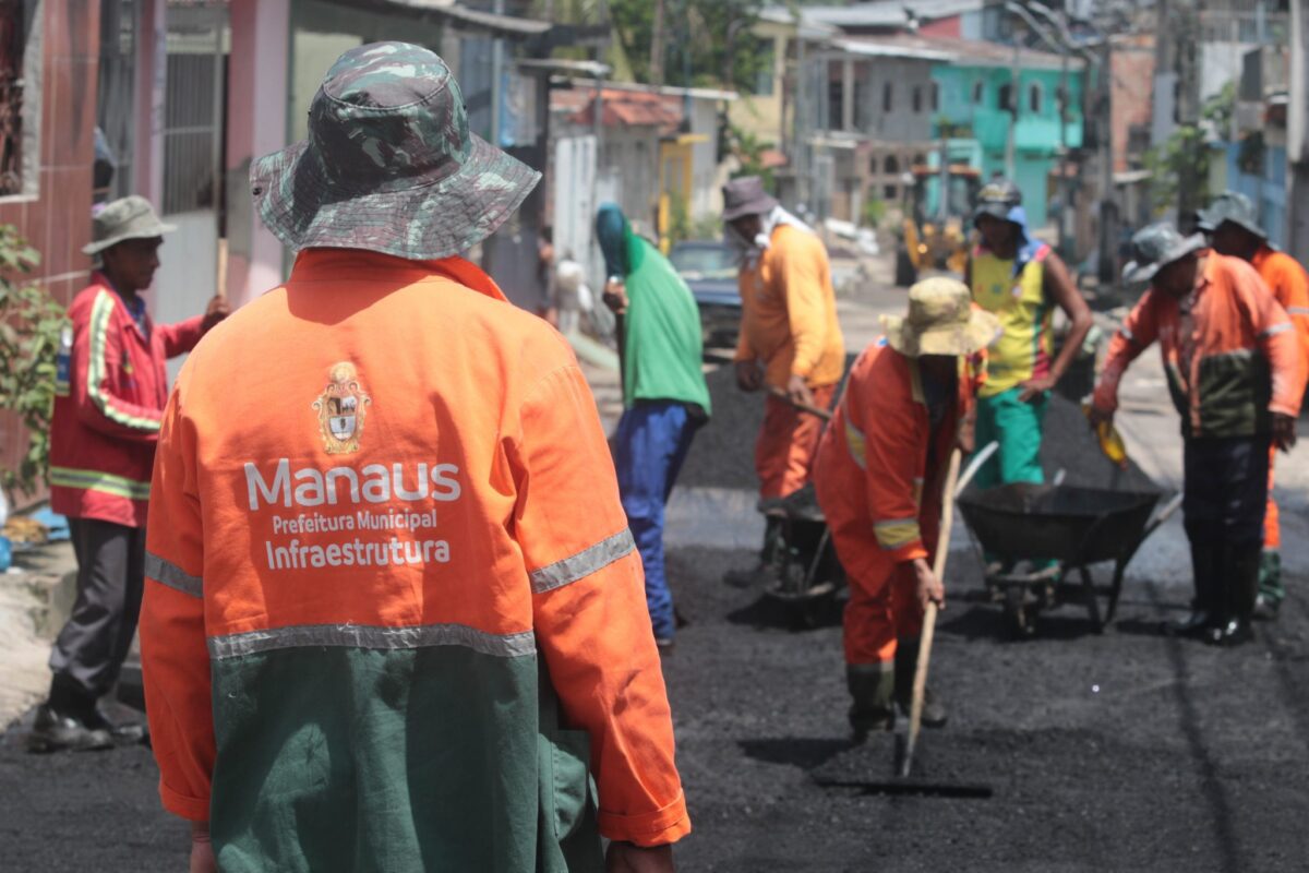 Prefeitura de Manaus realiza serviços de recuperação asfáltica no bairro Lago Azul