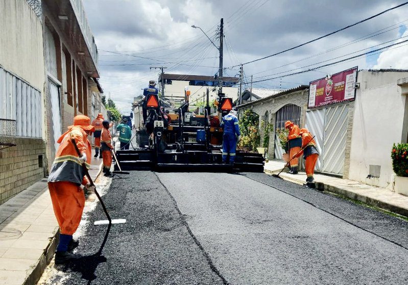 Programa ‘Asfalta Manaus’ da prefeitura avança no bairro Dom Pedro