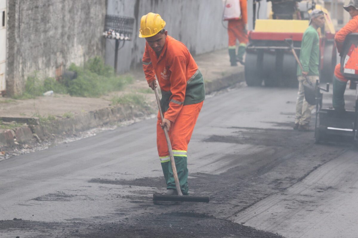 ‘Asfalta Manaus’ da prefeitura intensifica recapeamento no bairro Vila da Prata